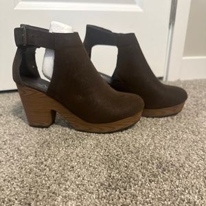 Cute wedged brown boots